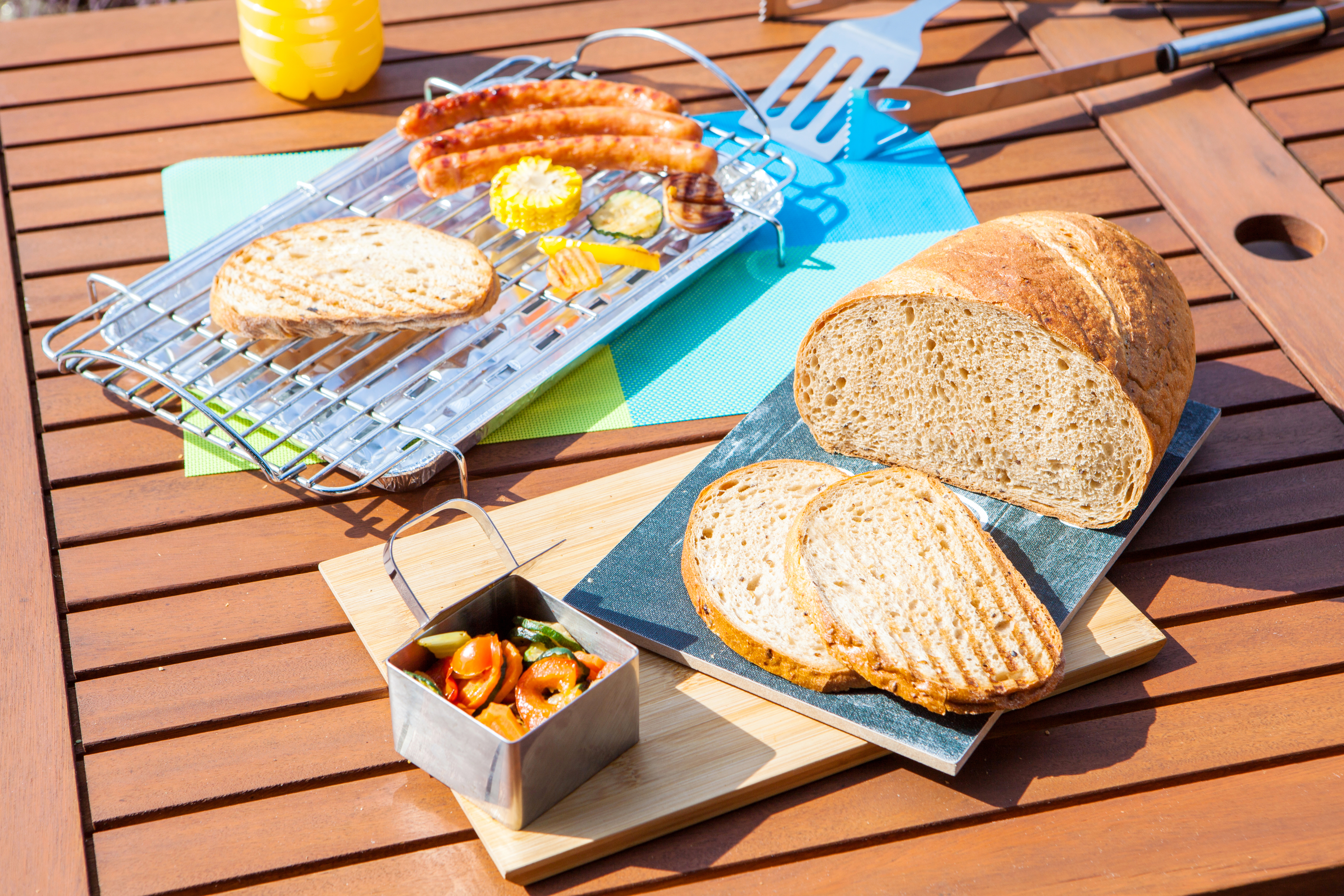 Chleb Weekendowy z ziarnami i pomidorami.